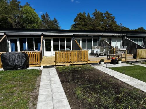 Hotellet från utsidan, Hallestrand Seaview Apartment in Hällestrand