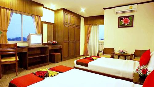 room detail thumbnail 2