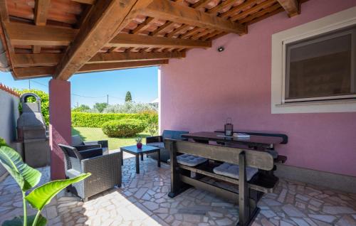 Two-Bedroom Holiday Home In Valbandon 2