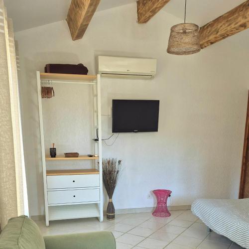 Maison indépendante avec Jardin, Studio de 26m2 tout équipé avec Climatisation réversible (Maison independante avec Jardin, Studio de 26m2 tout equipe avec Climatisation reversible) in Rochegude