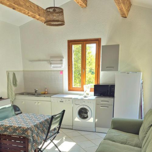 Maison indépendante avec Jardin, Studio de 26m2 tout équipé avec Climatisation réversible (Maison independante avec Jardin, Studio de 26m2 tout equipe avec Climatisation reversible) in Rochegude