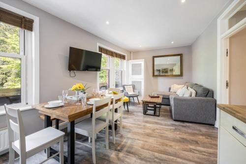 Vibrant 3 bed flat above charming pub, 10 minutes to beach