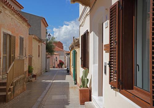 La Maddalena Sa Madalena Rooms And Apartments 3-Star Hotel pool