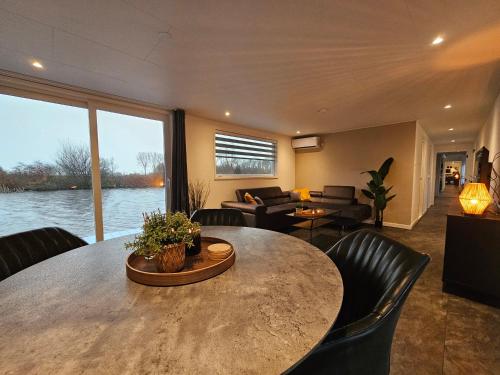 Luxe woonboot in de natuur aan doorgaand vaarwater, Leeuwarden (fotografie 6)