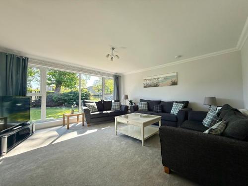 Modern Coastal Retreat, 5-Bedroom, 4-Bathroom Home, with Parking in Portsoy in Портсой