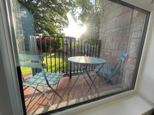 Балкон, Modern Coastal Retreat, 5-Bedroom, 4-Bathroom Home, with Parking in Portsoy in Портсой
