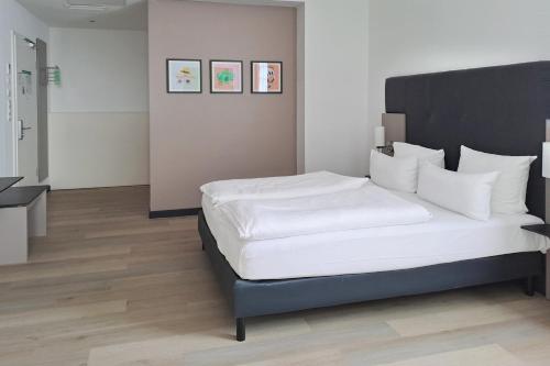 2 queen beds, 1 sofa bed