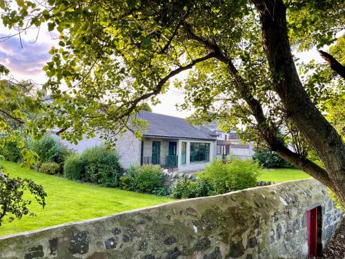 Зовнішній вигляд готелю, Modern Coastal Retreat, 5-Bedroom, 4-Bathroom Home, with Parking in Portsoy in Портсой