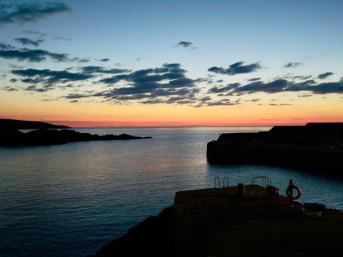 Цікаві місця поруч, Modern Coastal Retreat, 5-Bedroom, 4-Bathroom Home, with Parking in Portsoy in Портсой