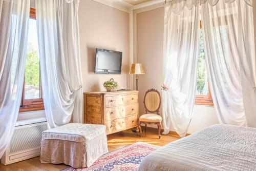1 queen bed, 1 twin bed