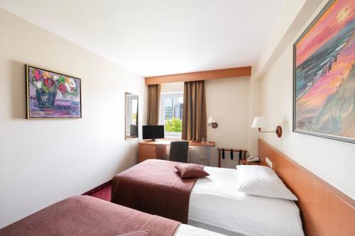 Standard Double or Twin Room image 10