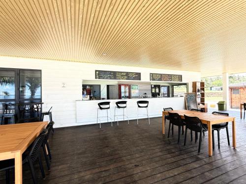 Restaurant, Miti Maninoa Ocean Club in Siumu