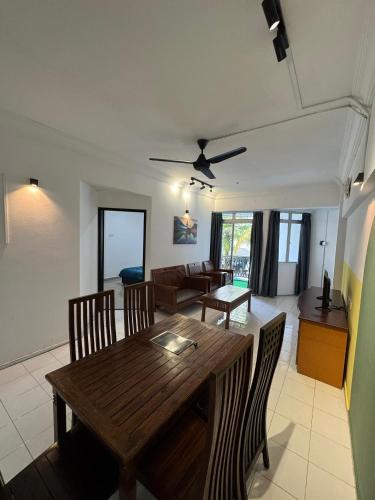 ห้องส่วนกลางสำหรับนั่งเล่น/ดูทีวี, Golden Straits Villas Beach Resort in กัมปุงบากันปีนัง