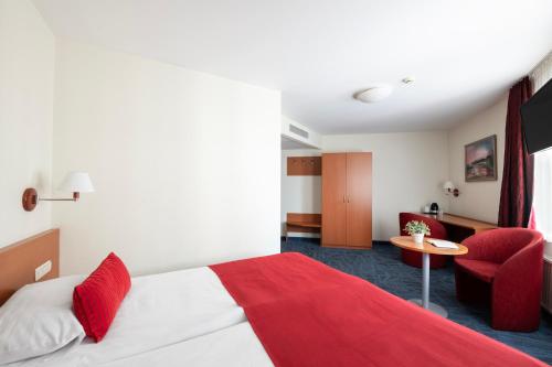 Deluxe Double or Twin Room image 10