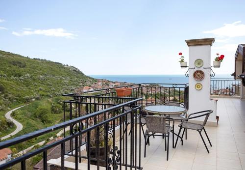 Panoramic Sea-View I 2-Bedroom Flat with Terrace by Flat Manаger, Balchik (photo 3)