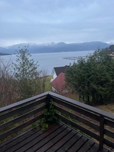 4 bedroom room House in Beautiful Strandebarm in สตรานเดบาร์ม