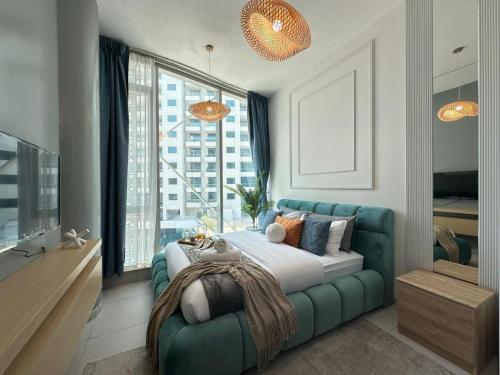 Sunsets and Skylines 1BR in Panoramic Tower, Дубай
