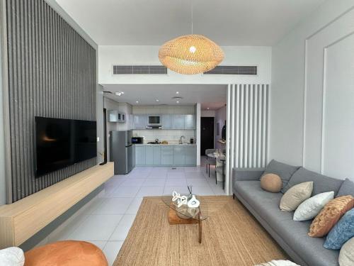 Sunsets and Skylines 1BR in Panoramic Tower, Dubai (Foto 5)