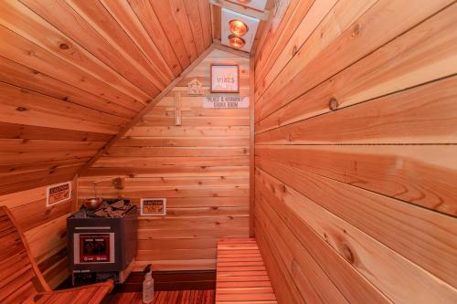 Urban Oasis with Sauna and King Bed with Free Parking plus more in Jersey City, USA
