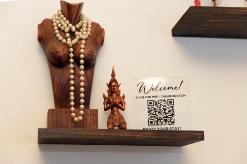 Urban Oasis with Sauna and King Bed with Free Parking plus more in Jersey City, USA