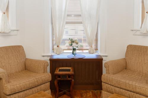 Urban Oasis with Sauna and King Bed with Free Parking plus more in Jersey City, USA