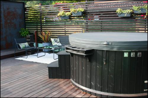 Hot tub, Ad Maiora Luxury Glamping private Spa in Faedis