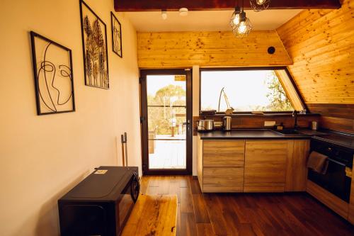 Konyha, Cabana Galaxy A Frame by Cabanele Galaxy in Vulcana De Sus