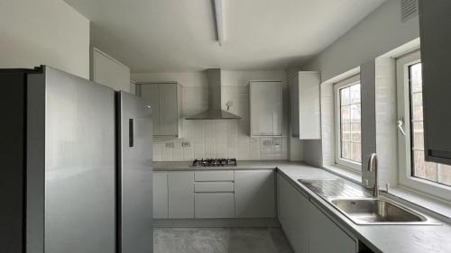 Homely 5-Bed near 02 Arena & Greenwich with Free Parking and a Large Garden, Londres