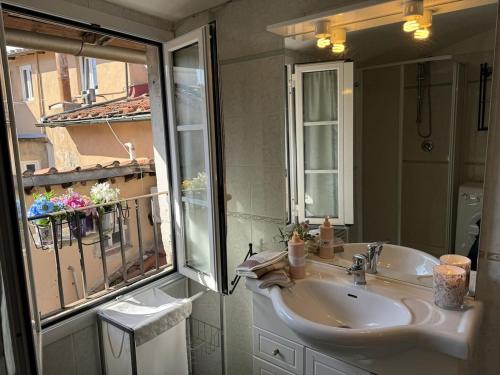 One-Bedroom Apartment image 7