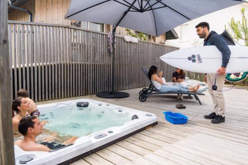 Ted Surf House in แคปบริตง