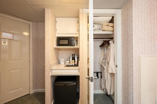 Boardwalk Plaza Hotel - image 7