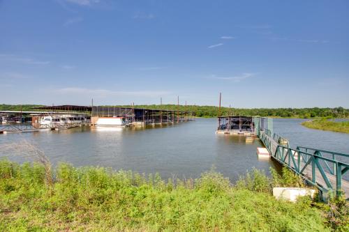 Lake Texoma Cabin Near Willow Springs Marina! in Tupelo
