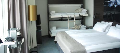 1 double bed, 2 bunk beds