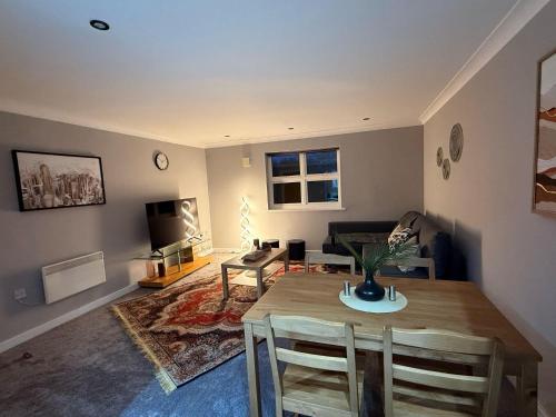 2 Bed - Sleeps 6 - Free Parking - Town Centre in Bullbrook