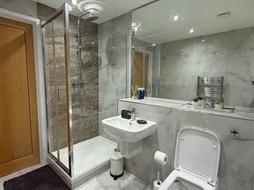 2 Bed - Sleeps 6 - Free Parking - Town Centre in Bullbrook