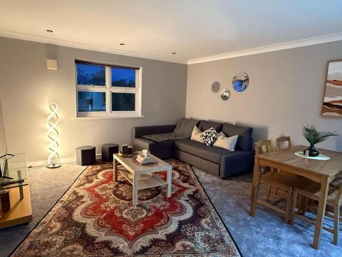 2 Bed - Sleeps 6 - Free Parking - Town Centre in Bullbrook
