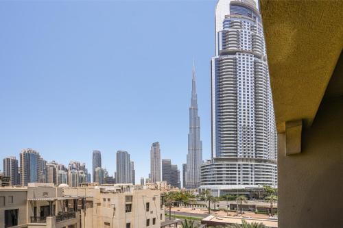 Walk to Dubai Mall chic 2BR with full Burj view, Dubaj