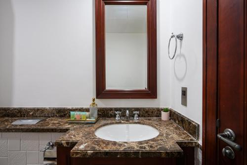 Walk to Dubai Mall chic 2BR with full Burj view, Dubai (foto 9)