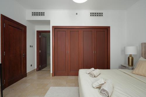 Walk to Dubai Mall chic 2BR with full Burj view, Dubai (foto 4)