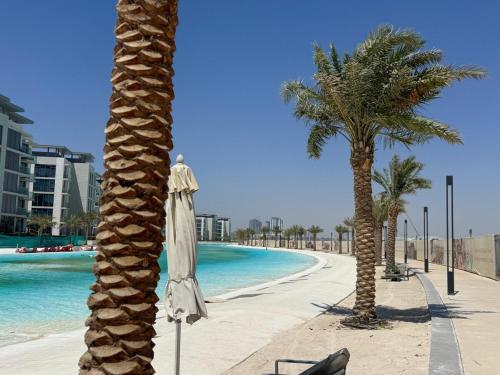 Stunning Central 2BR Lagoon View & Private Beach, Dubaj