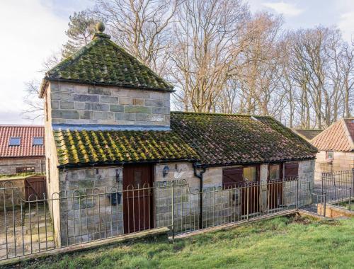 Sycamore Cottage, Falling Foss Waterfalls in Newholm
