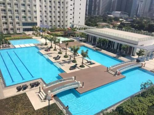 Cozy Makati 2BR in CBD Ayala area with games, KTV, and Amazing Pools!, Manila