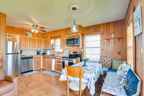 Waterfront Texas Abode with Boat Ramp, Pets Welcome in Sargent, USA