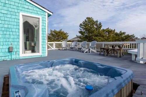 Pool with FREE HEAT Hot Tub Short Walk to Beach, Duck (photo 2)