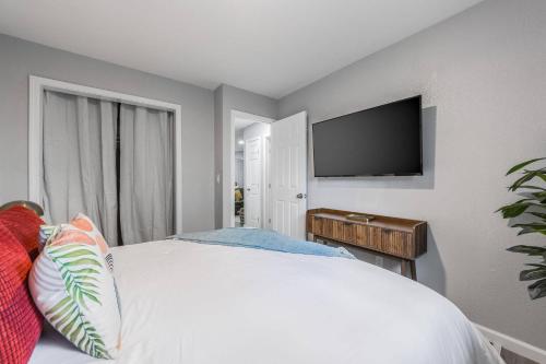 Mid century APT, KING bed + desk, Канзас-Сити (фото 9)