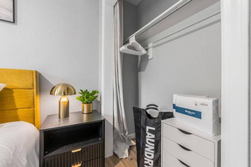 Mid century APT, KING bed + desk, Канзас-Сити (фото 10)