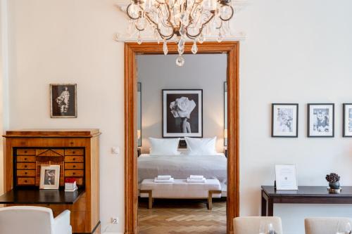 120 sqm Historic Design Apartment Savignyplatz near Ku'damm, Berlin