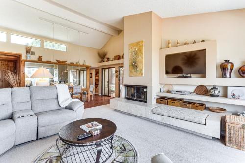 1 Mi to Shops on El Paseo Condo with Pool Access! in Rancho Mirage