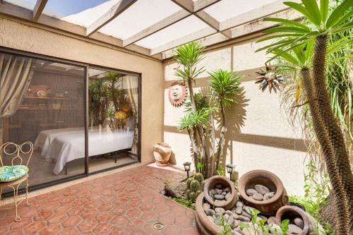 1 Mi to Shops on El Paseo Condo with Pool Access! in Rancho Mirage