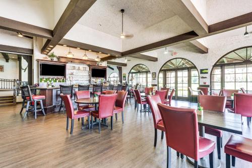 1 Mi to Shops on El Paseo Condo with Pool Access! in Rancho Mirage
